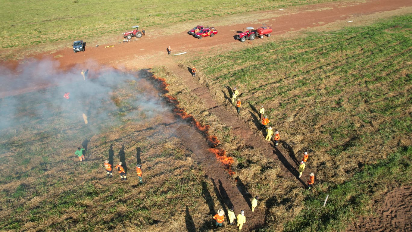 Bombeiros e Prevfogo em atuação conjunta de Manejo Integrado do Fogo.